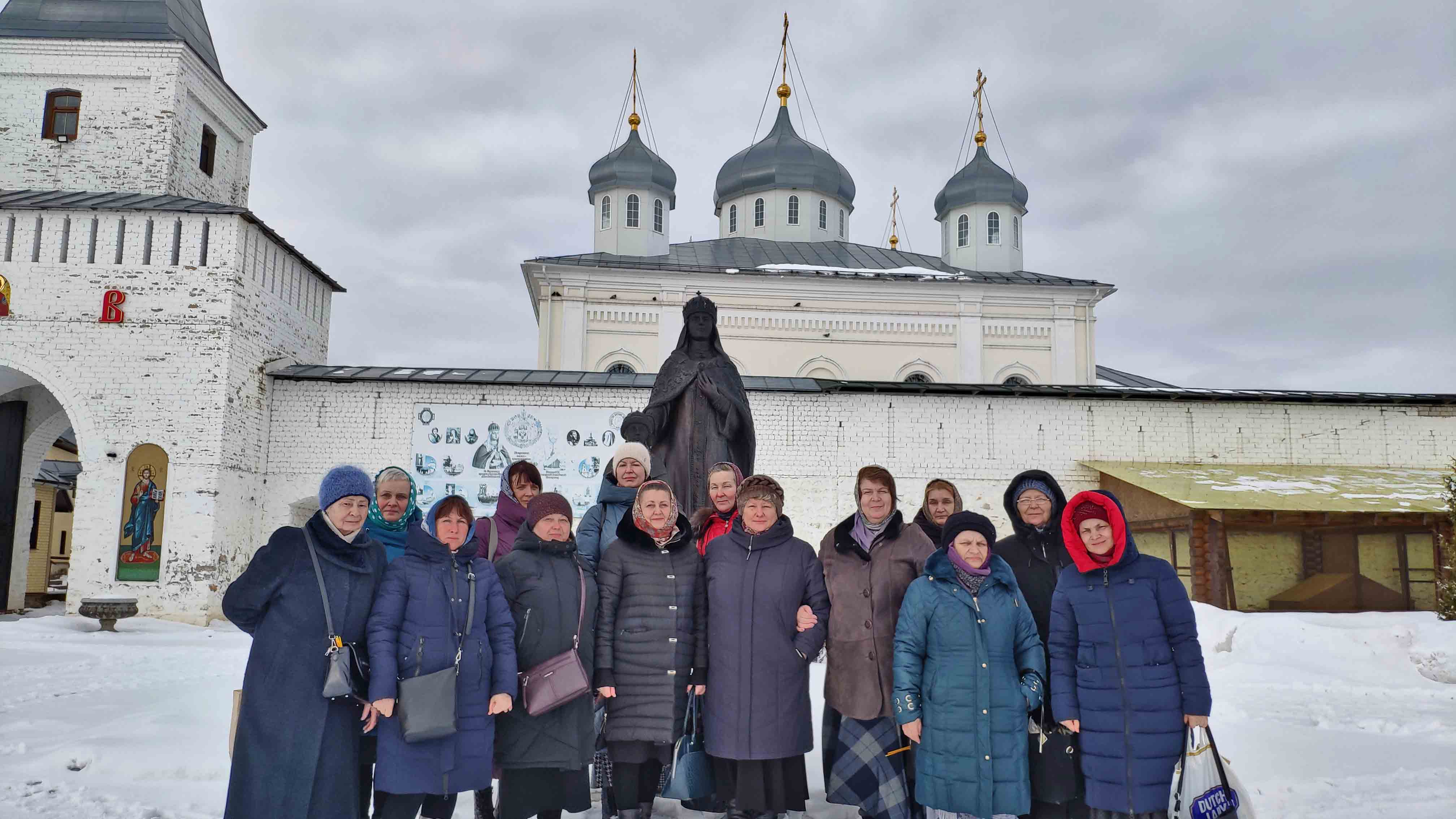 Сим вер. Православный монастырь. Православное паломничество. Православие фото.